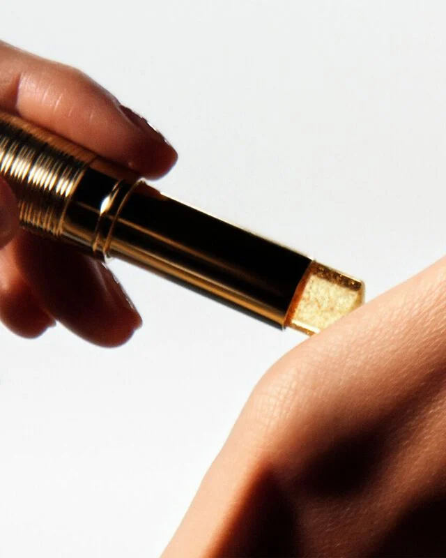 استفاده عطر جامد در ناحیه آرنج