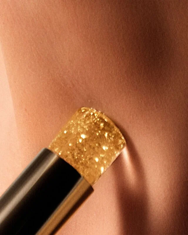 استفاده عطر دیور جادور جامد بر روی گردن