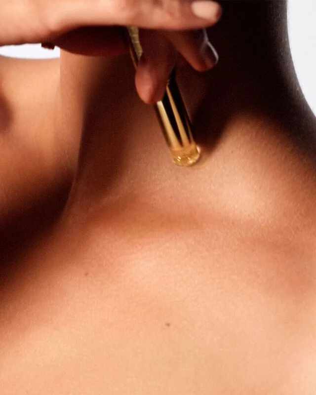 استفاده عطر جامد بر روی بدن