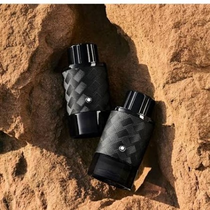 دو بطری عطر مون بلان اکسپلورر اکستریم روی سنگ در نور آفتاب