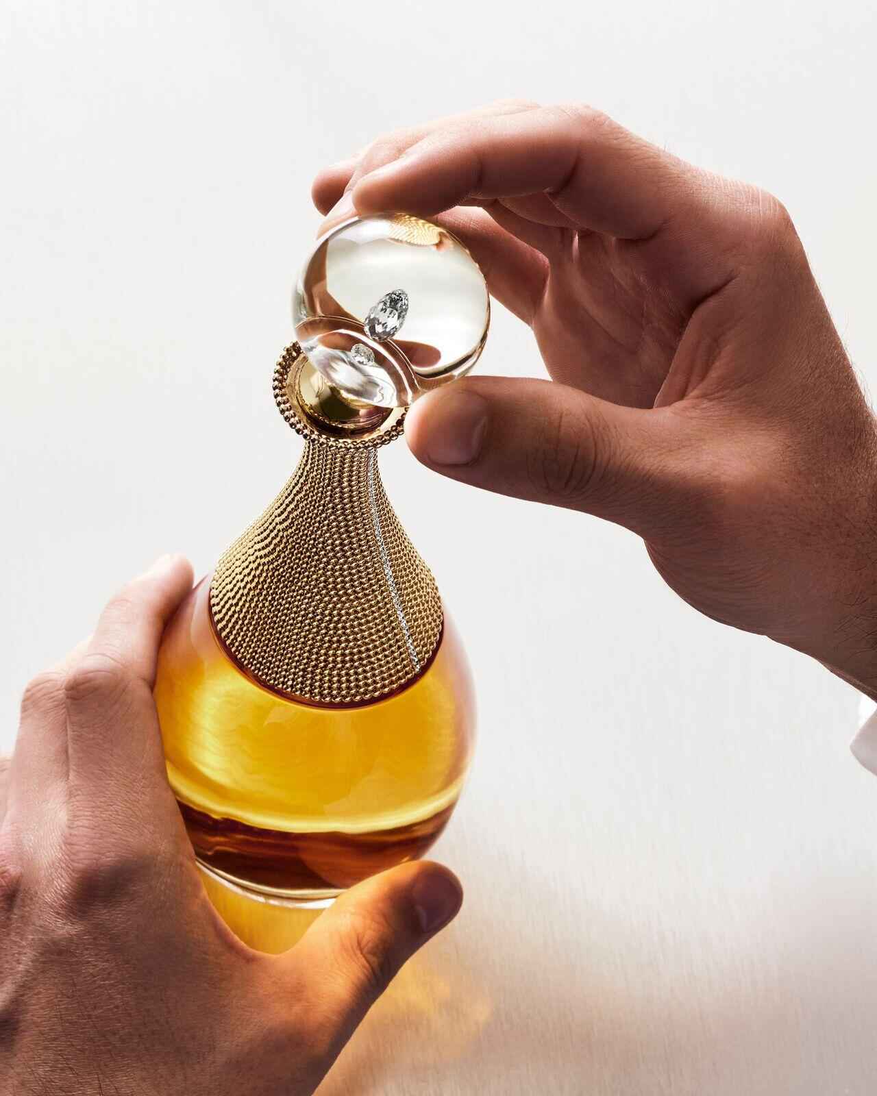 لوگوی Dior روی بطری عطر J’adore Diamonds of Dreams