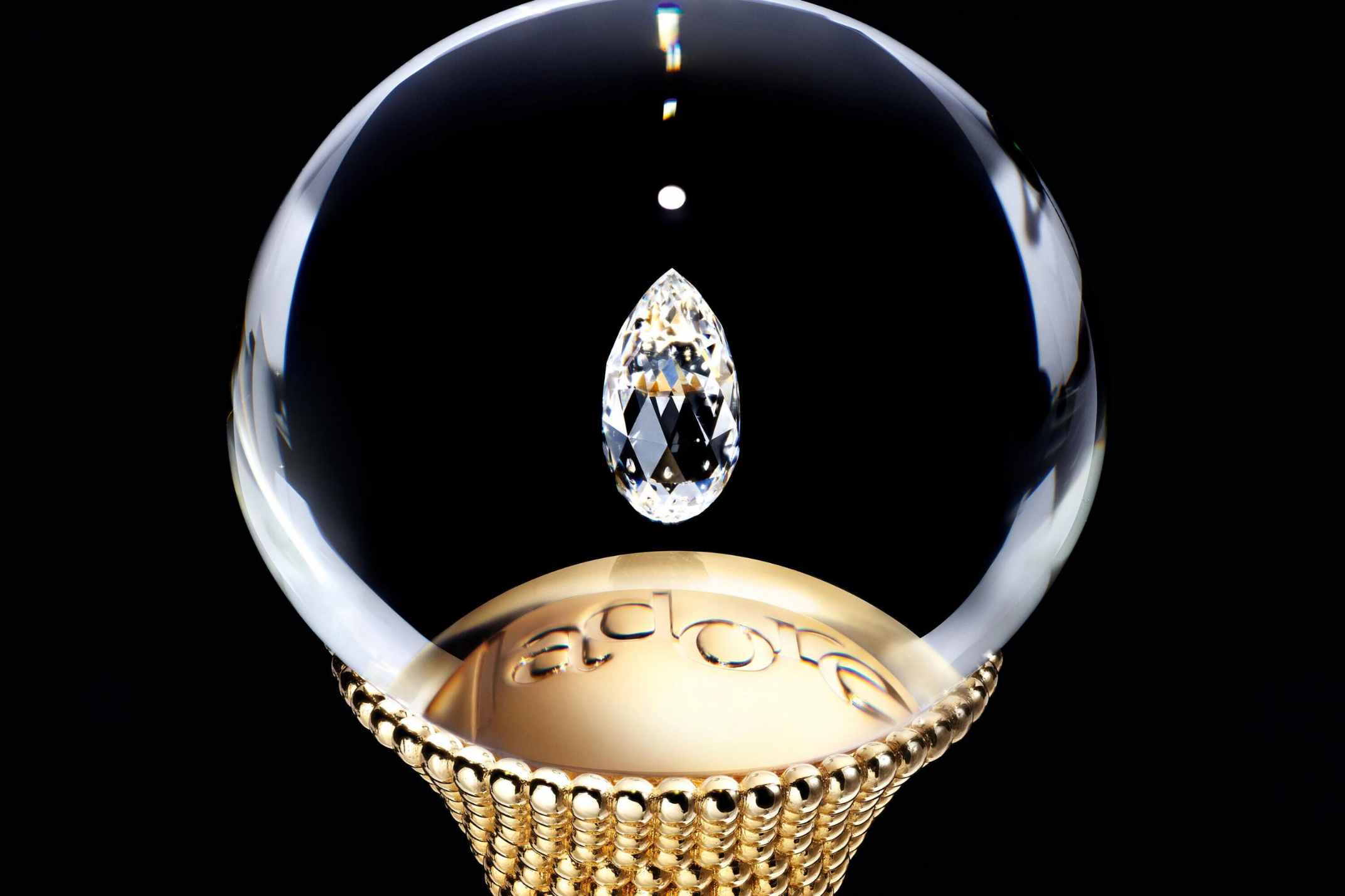 لوگوی Dior روی بطری عطر J’adore Diamonds of Dreams